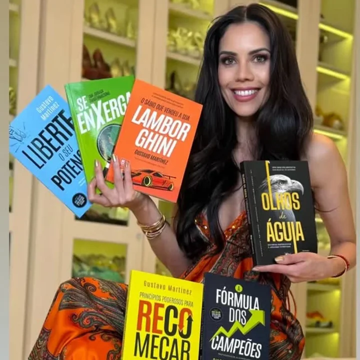 Leitora apresentando títulos publicados pela Editora Newcastle