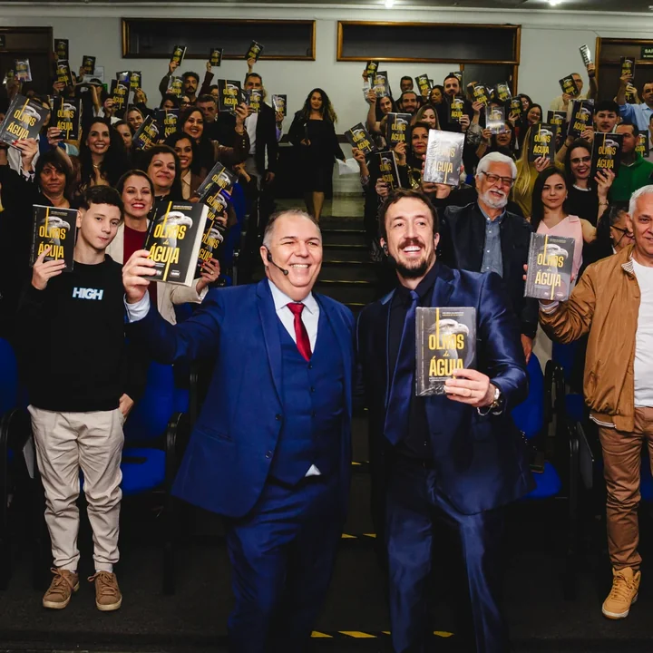 Autores e convidados em evento de lançamento editorial