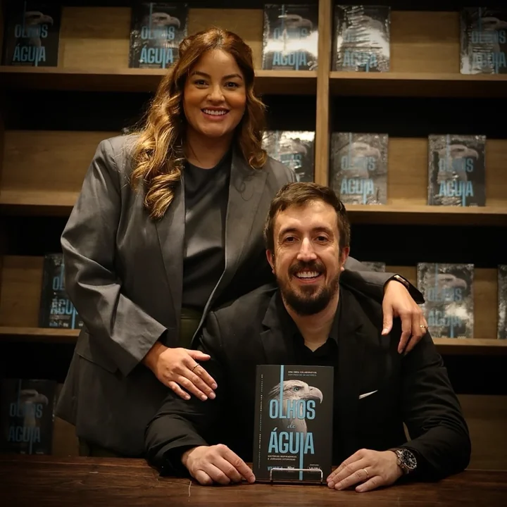 Coautores apresentando o livro Olhos de Águia